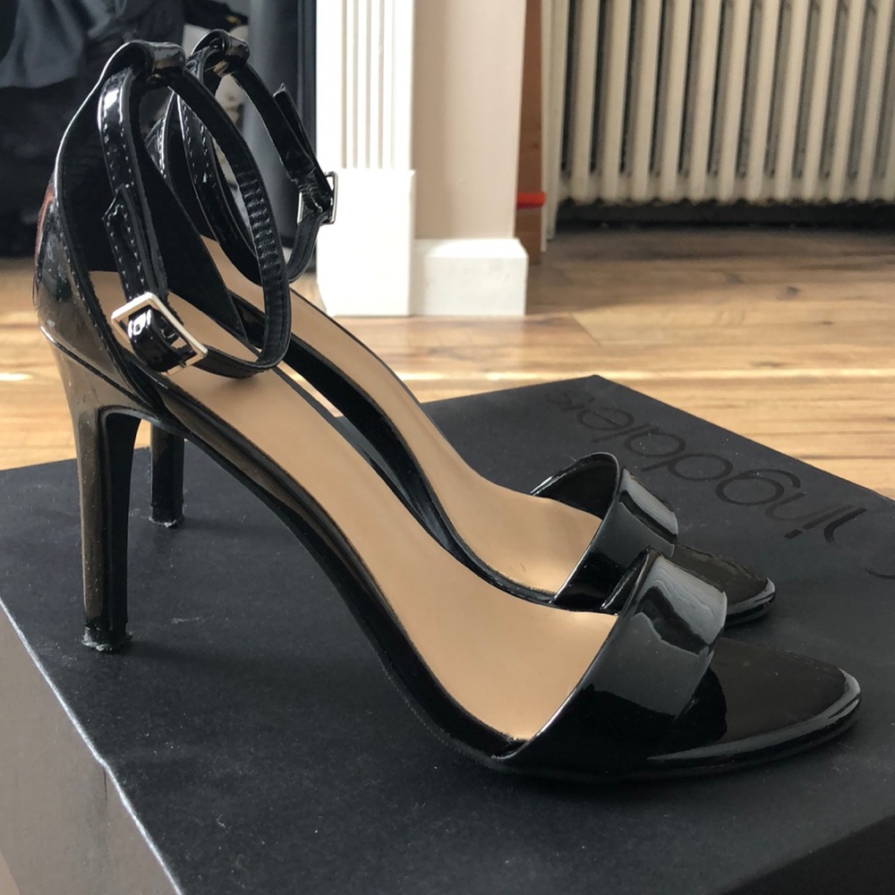 Black open toed shoes